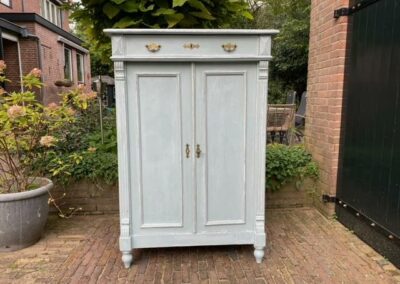 Antiek meidenkastje. € 295,00