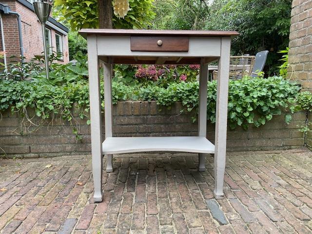 Brocante tafeltje. € 65,00