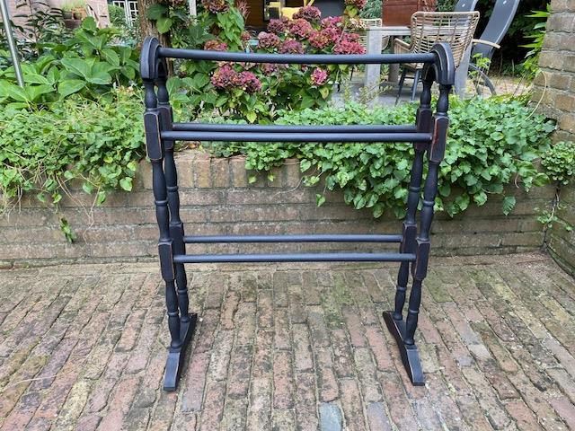 Brocante handdoekenrekje. € 25,00