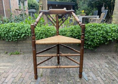 Antieke Nederlandse driepoot hoekstoel. € 95,00