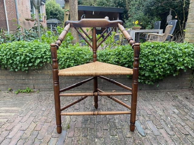 Antieke Nederlandse driepoot hoekstoel. € 95,00