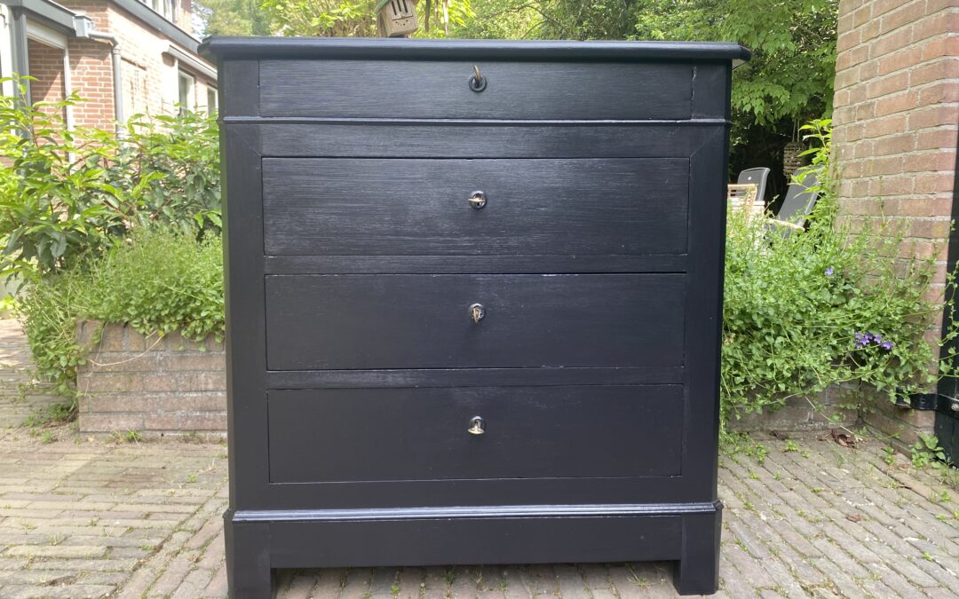 Antieke ladekast. € 245,00