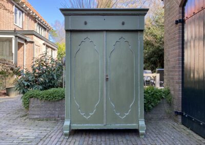 Brocante meidenkast. € 245,00