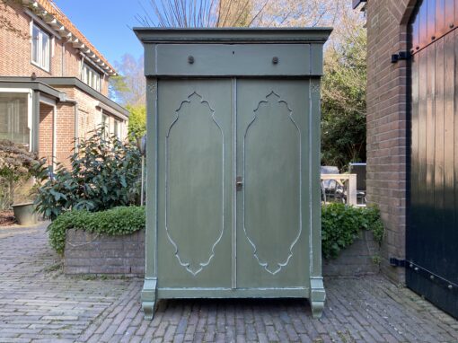 Brocante meidenkast. € 245,00