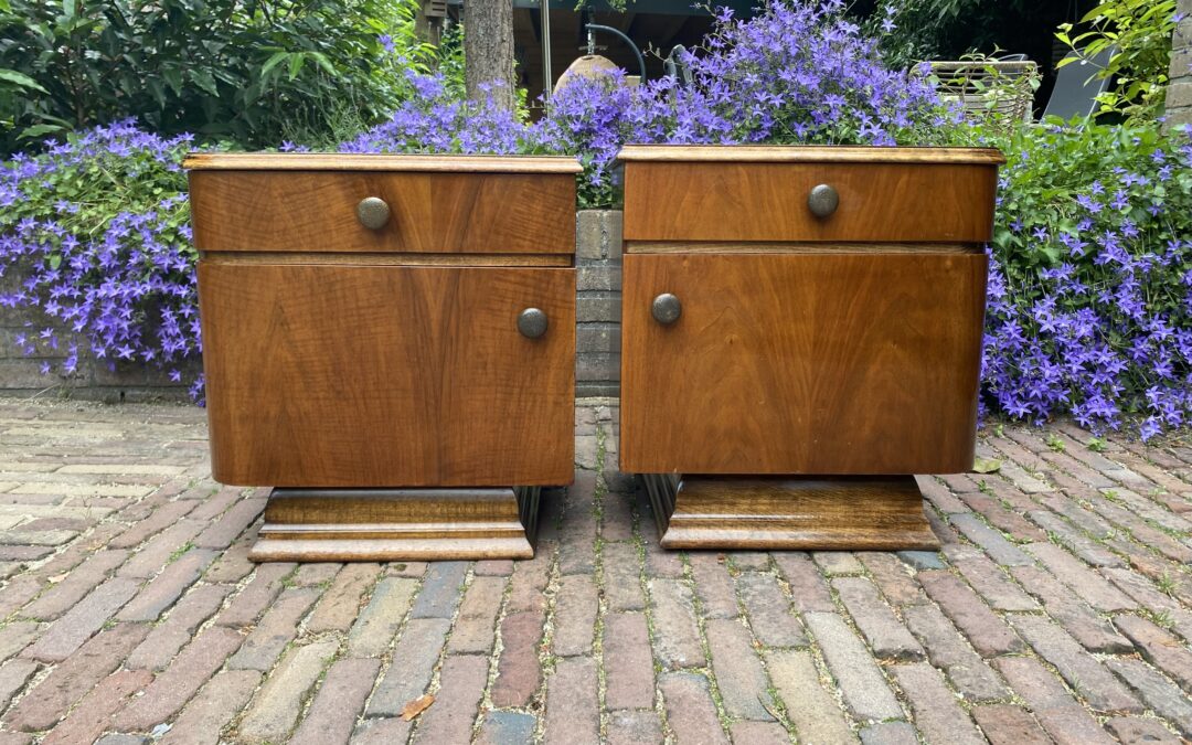 Vintage art deco nachtkastjes. € 165,00