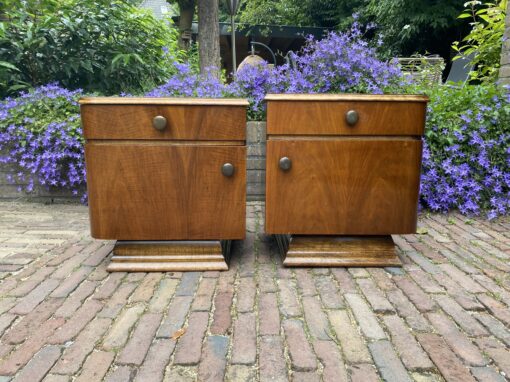 Vintage art deco nachtkastjes. € 165,00