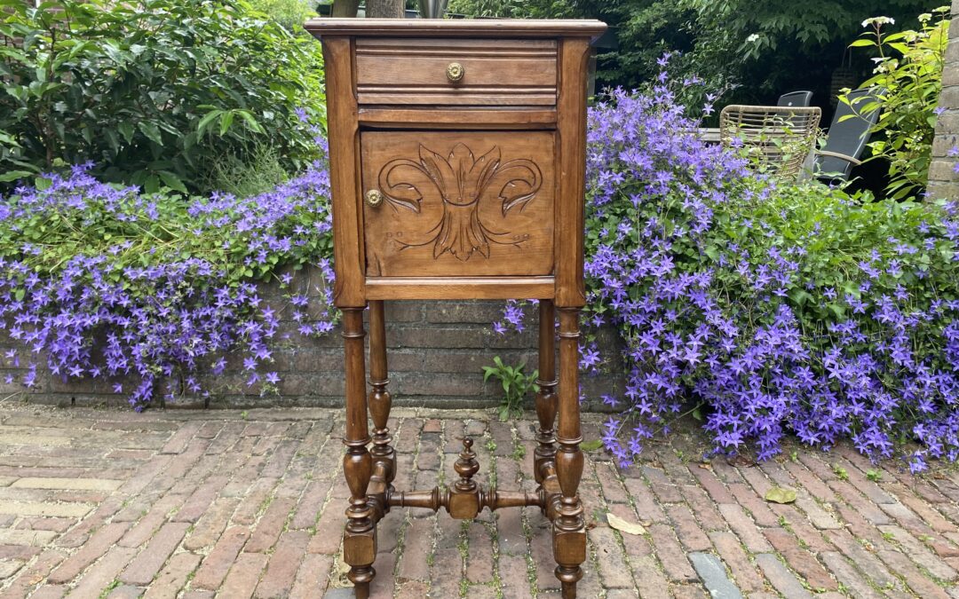 Antiek tafeltje. € 85,00