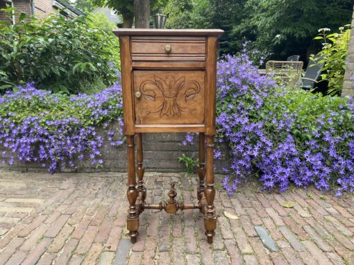 Antiek tafeltje. € 85,00