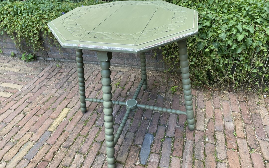 Brocante tafeltje.EUR 45,00