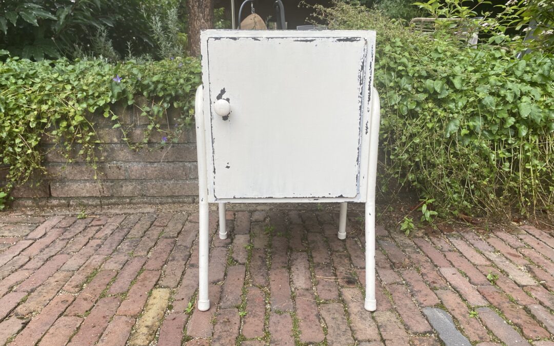 Vintage nachtkastje. € 65,00
