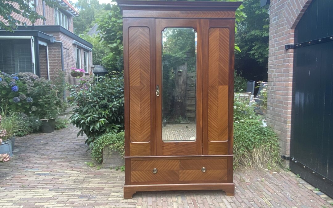 Antieke kledingkast. € 325,00