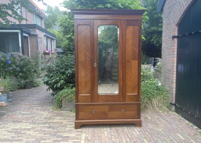 Antieke kledingkast. € 325,00