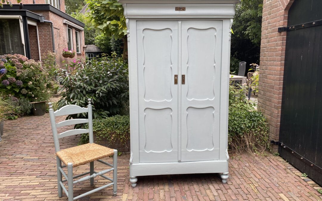 Antieke meidenkast. € 285,00