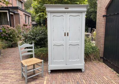 Antieke meidenkast. € 285,00