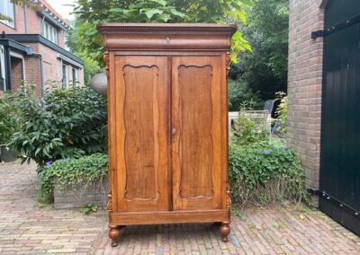 Antiek meidenkastje. € 345,00