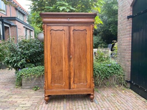 Antiek meidenkastje. € 345,00