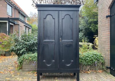 Antieke kast. € 325,00