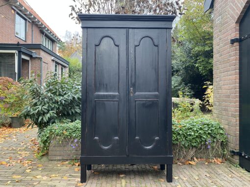 Antieke kast. € 325,00