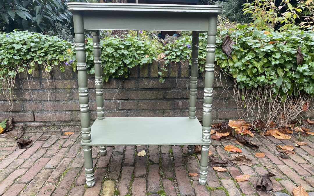 Brocante tafeltje. € 22,50