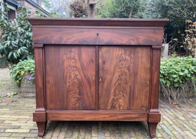 Mahoniehouten kast. € 245,00