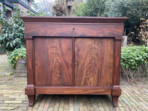 Mahoniehouten kast. € 245,00