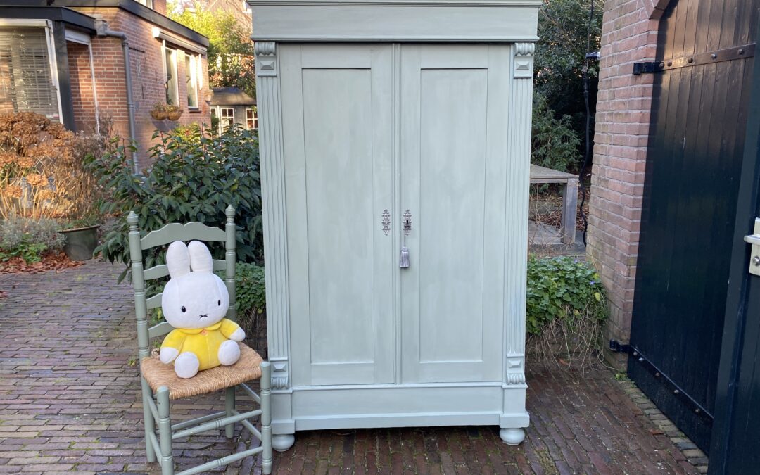 Demontabele meidenkast. € 385,00