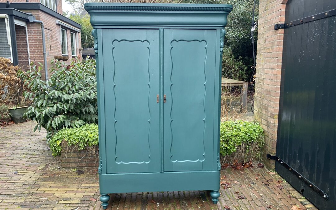 Antieke kast. € 325,00
