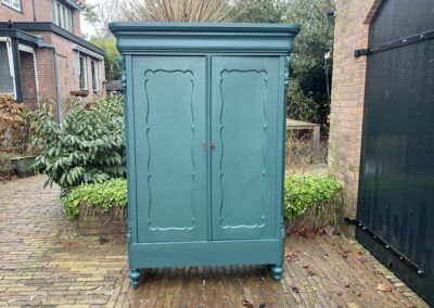 Antieke kast. € 325,00