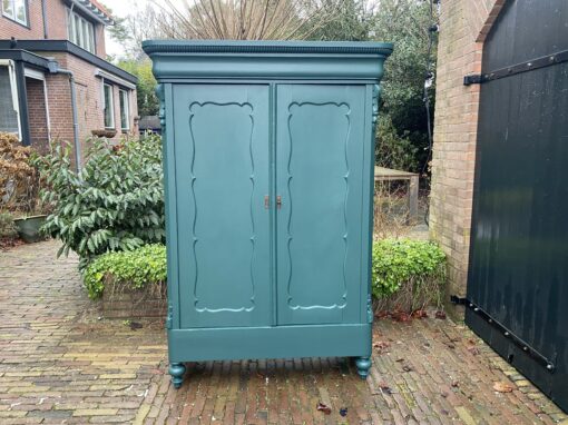 Antieke kast. € 325,00