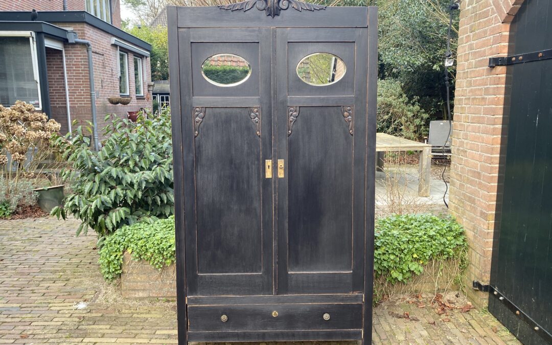 Vintage kast. € 385,00