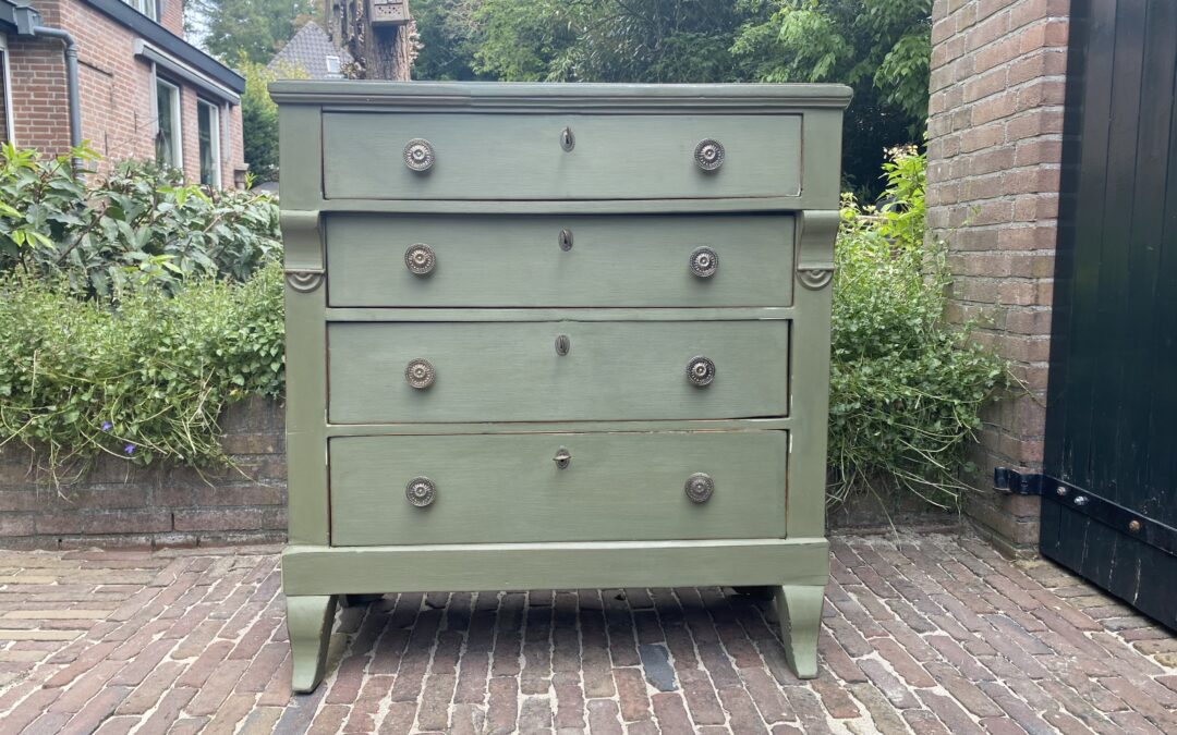 Antieke ladekast. € 245,00
