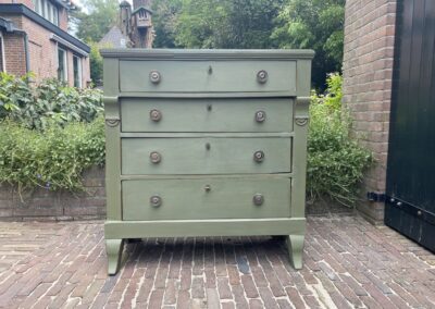 Antieke ladekast. € 245,00