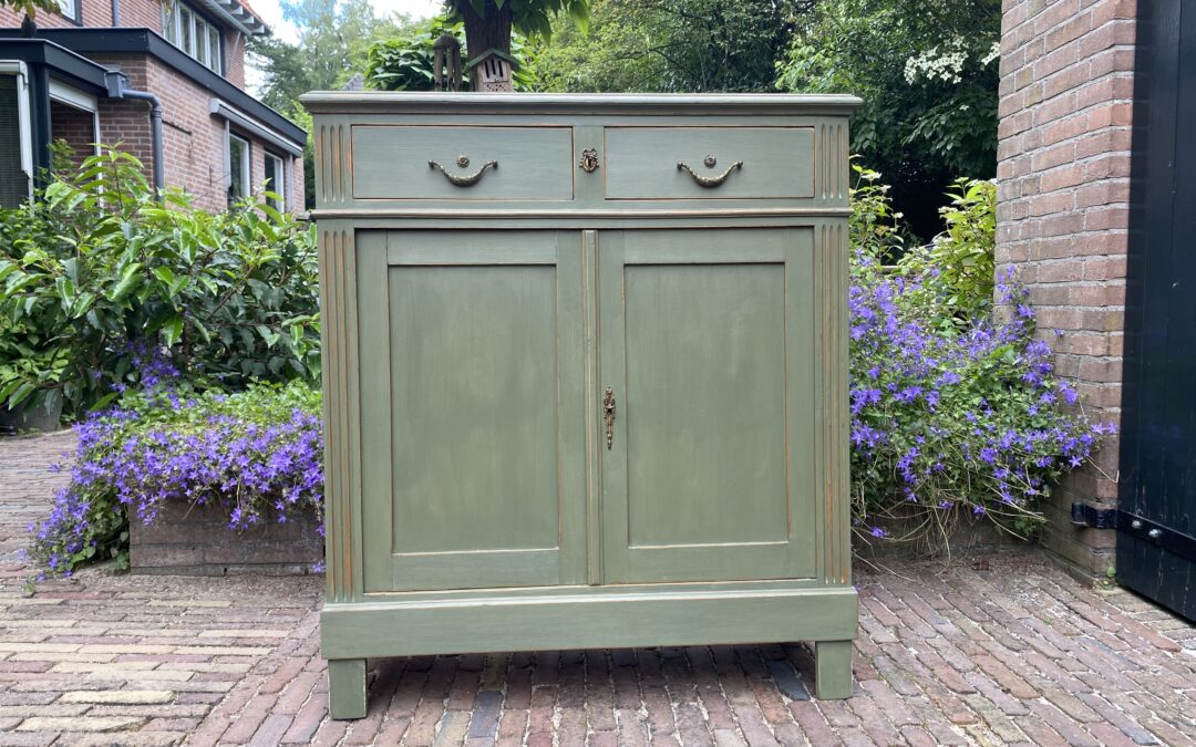 Antieke kast/dressoir. € 285,00