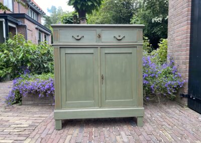 Antieke kast/dressoir. € 285,00