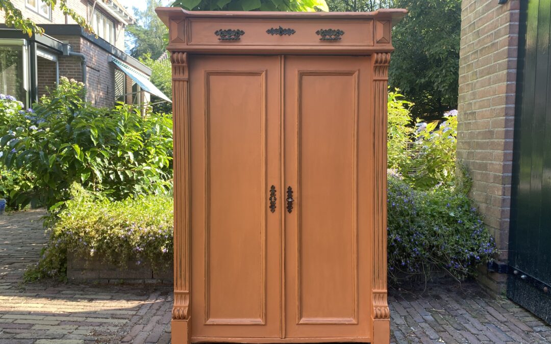 Antiek meidenkastje. € 345,00