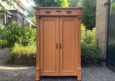 Antiek meidenkastje. € 345,00