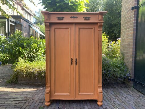 Antiek meidenkastje. € 345,00