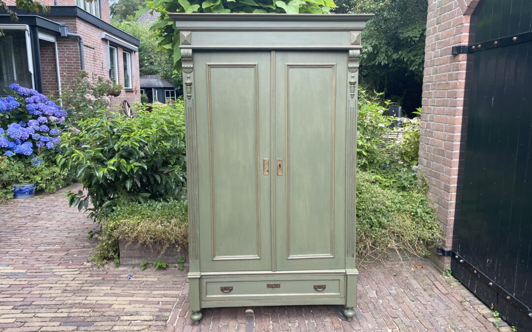 Demontabele meidenkast. € 425,00