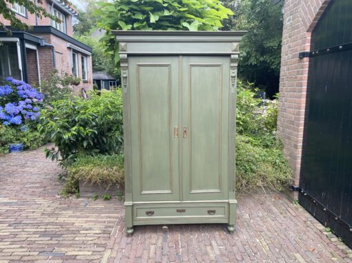 Demontabele meidenkast. € 425,00