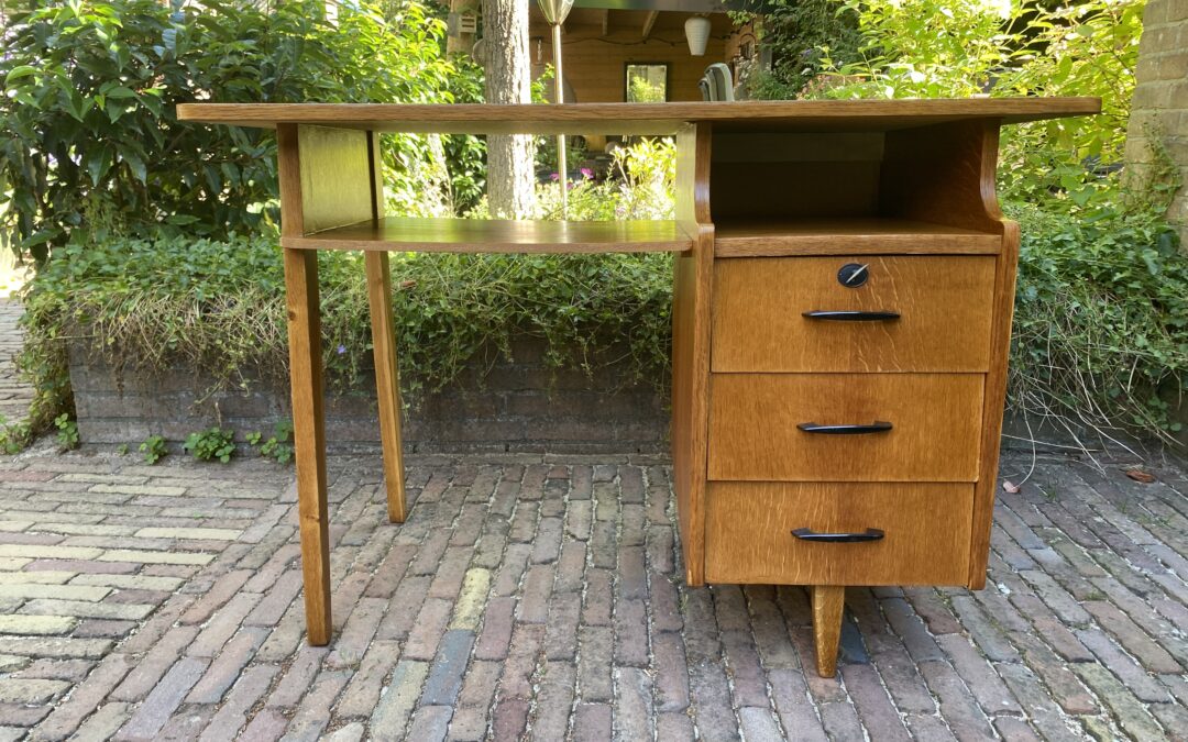 Vintage bureau.€ 285,00