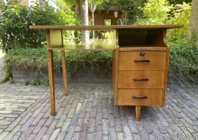 Vintage bureau.€ 285,00
