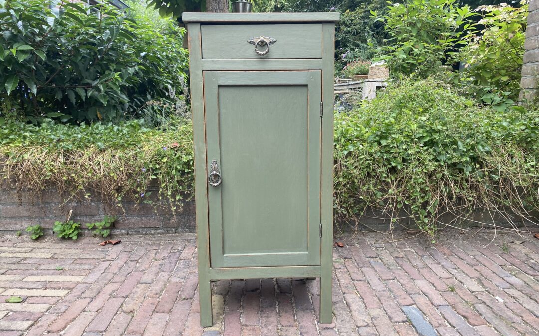Brocante(nacht)kastje.€ 65,00