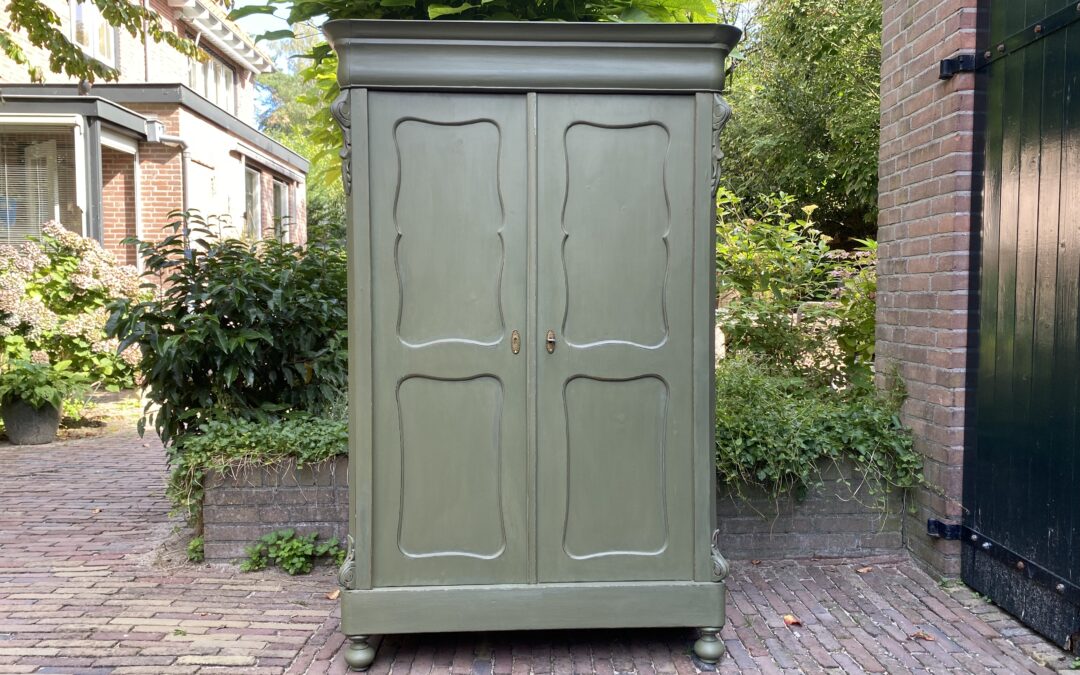 Antiek meidenkastje. € 395,00