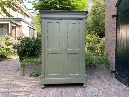 Antiek meidenkastje. € 395,00